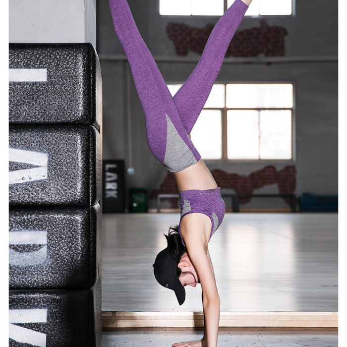 3412266907361.jpg Woman wearing a premium 2-piece matching workout set and breathable sportswear, perfect for gym fitness