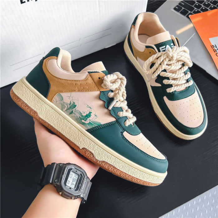 83f0b015-dcec-4d40-9eaa-167662464812.jpg "Men's comfortable lace-up casual sneakers with a thick platform sole." (Note: If the shoe is a specific color, like black or white, add the color into this text, e.g., "Black men's comfortable lace-up...").