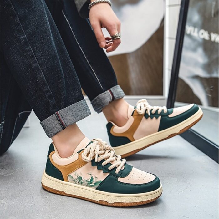 ecb55f37-d84a-490c-8cd2-48acda3d7449.jpg "Men's comfortable lace-up casual sneakers with a thick platform sole." (Note: If the shoe is a specific color, like black or white, add the color into this text, e.g., "Black men's comfortable lace-up...").