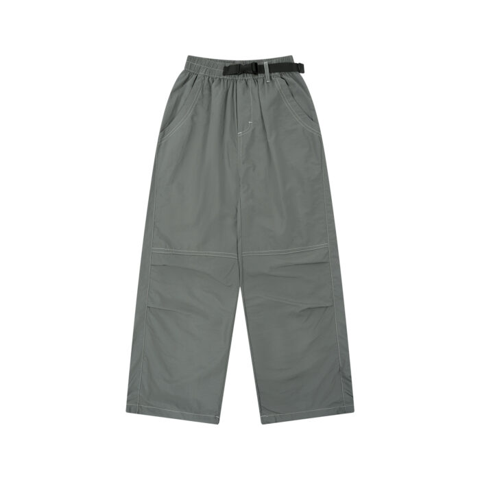 20fc5813-c2f4-4c8f-bde7-242a22e5b907.jpg Close-up of the water-repellent nylon fabric and elastic drawstring on waterproof outdoor pants for kids.