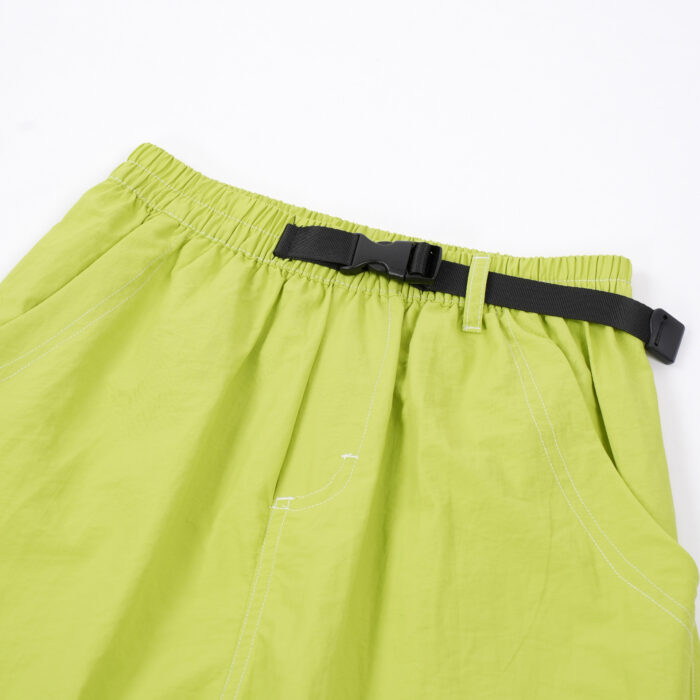 29fb65b4-e1de-40cd-9e29-300cbc960071.jpg Close-up of the water-repellent nylon fabric and elastic drawstring on waterproof outdoor pants for kids.