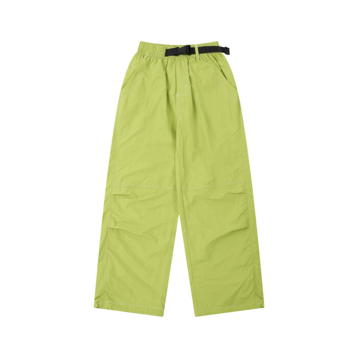 84e69652-8f57-4c40-8be9-9ba59a89514d.jpg Close-up of the water-repellent nylon fabric and elastic drawstring on waterproof outdoor pants for kids.
