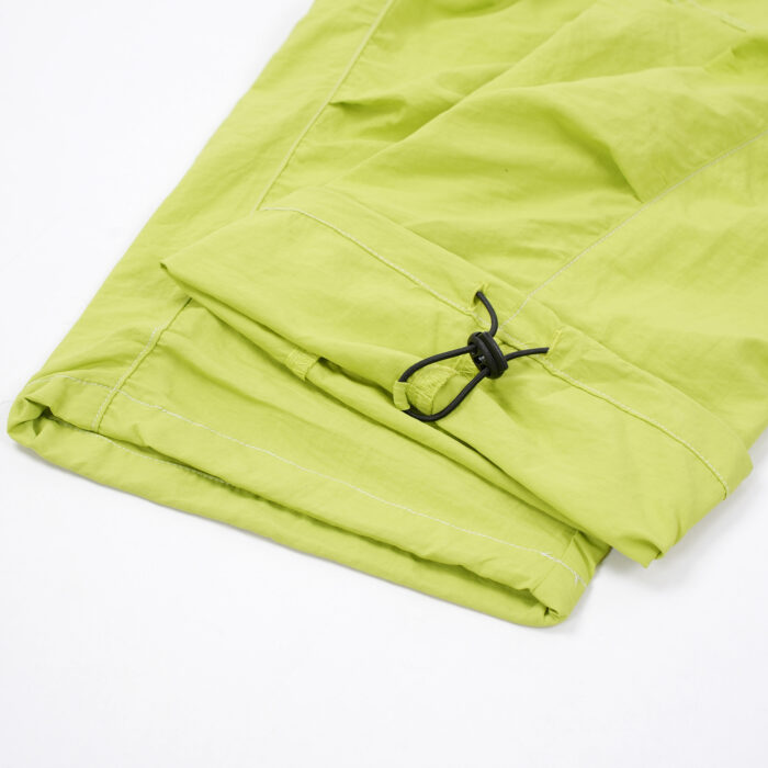 a5d28bde-c2ab-4619-9ace-4516607abff9.jpg Close-up of the water-repellent nylon fabric and elastic drawstring on waterproof outdoor pants for kids.
